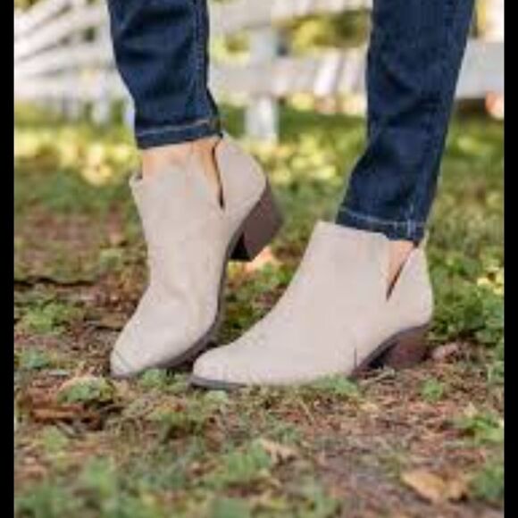 HOST PICK! NIB Journee Collection ankle booties 8.5 - Picture 1 of 10